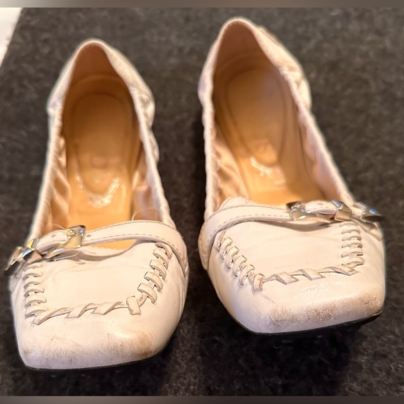 415. Ladies Tod’s Vintage White Leather Buckle Distressed Driving Shoe - Picture 3 of 15